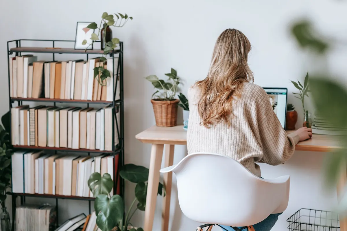Self-Publishing vs. Traditional Publishing in the UK: A First-Time Author's Checklist